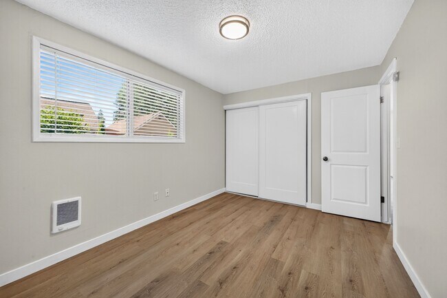 Building Photo - Renovated 2 bedroom Duplex