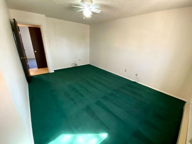 Building Photo - 3 Bedroom, 1.5 Bathroom Townhouse Next to High School and Middle School