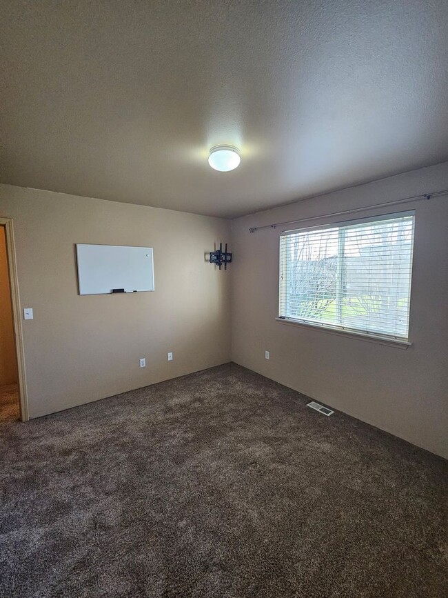 Building Photo - Beautiful 3 bed, 2.5 bath home in Fife