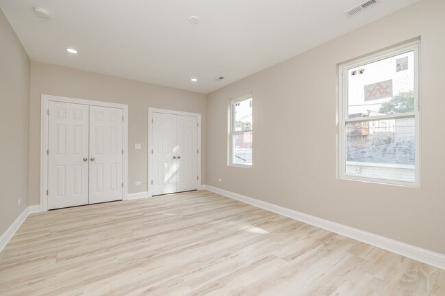 Building Photo - 721 N Hamlin Ave