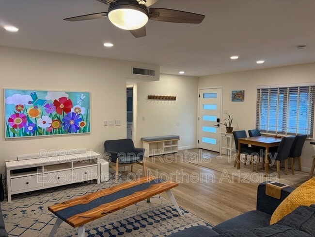 Building Photo - 1928 N Lynn Dr