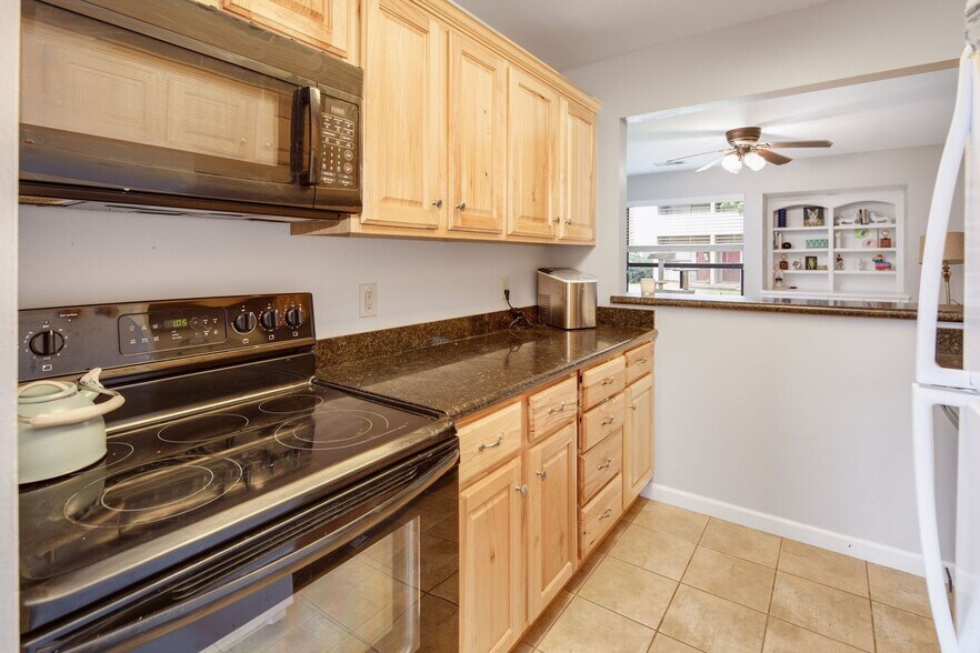 Building Photo - JUNE MOVE IN!  2 Bedroom 1.5 Bathroom Townhome On Bus Route!