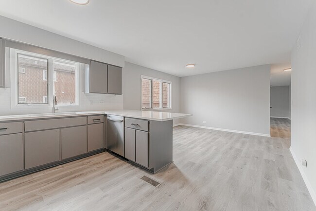 Building Photo - 11111 S Helena Dr