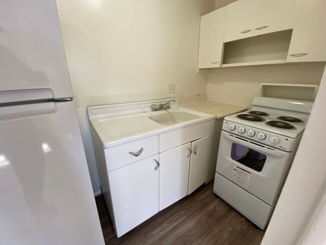 Building Photo - 635 Thompson Ave NE