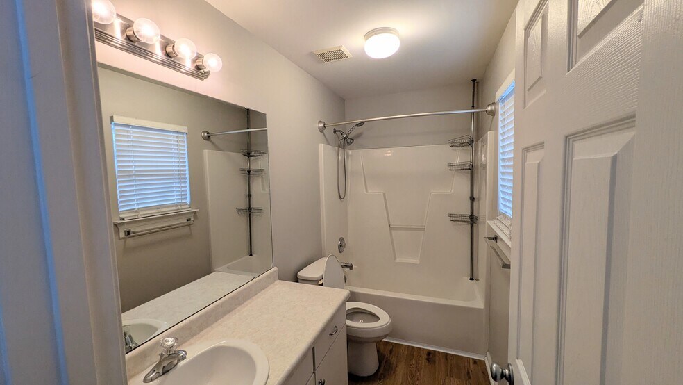 Bedroom 2 Ensuite bath - 3381 Weston St
