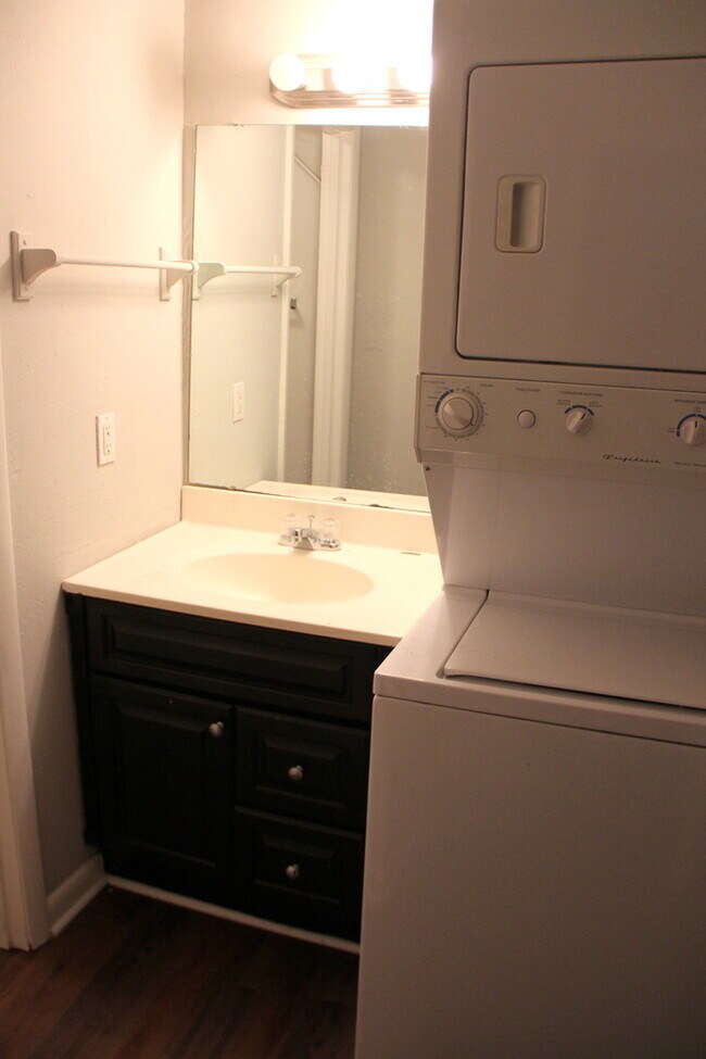 Building Photo - 1 Bed/ 1 Bath Condo! Harding / Southern Hills Area! Pets ok!