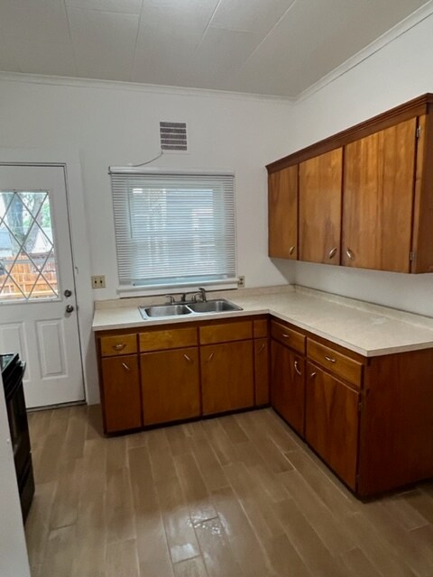 Building Photo - 142 Gallup St