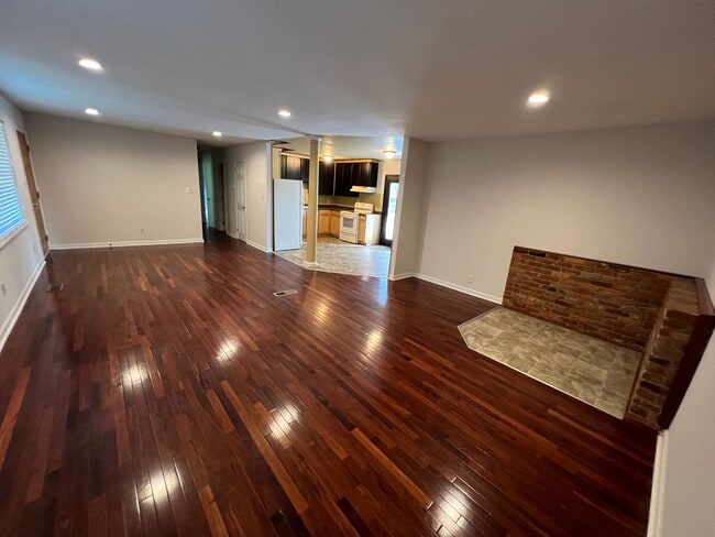 Building Photo - 4011 Wood Dr