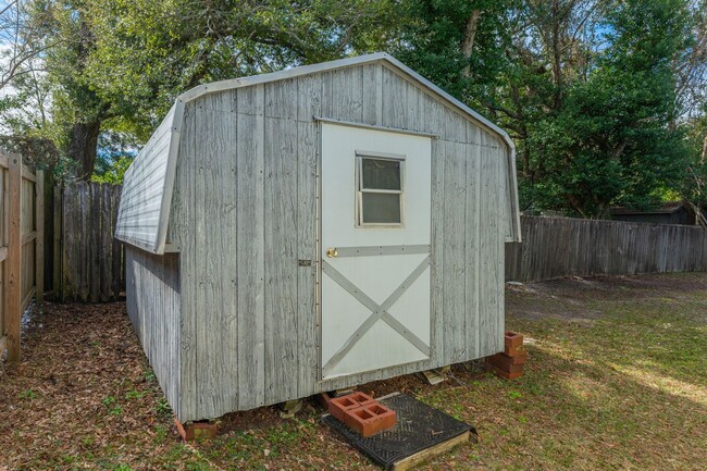 Building Photo - Great home close to the water!