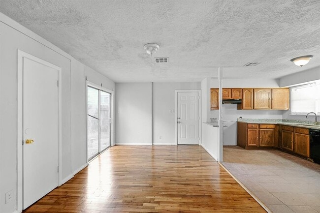 Building Photo - 4710 Meadow Park Dr