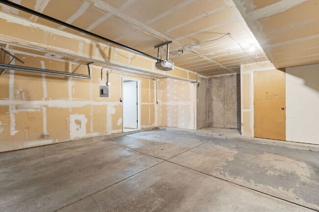 Building Photo - Updated 3-Bedroom Condo with Granite Kitchen in Low-Maintenance Community