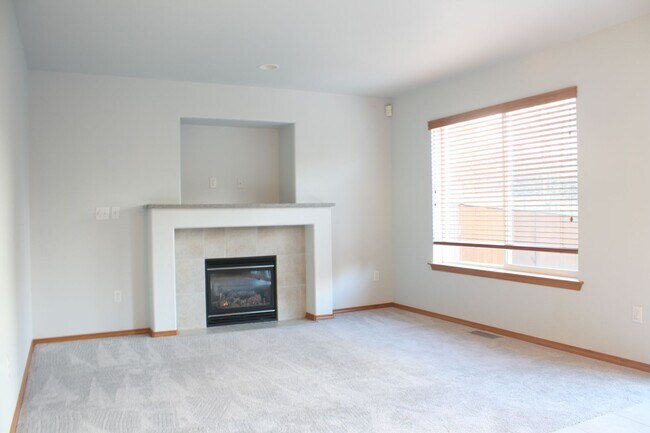 Building Photo - 3 bdrm, 2.5 Bath, 2 car Garage, Gas heat, ...