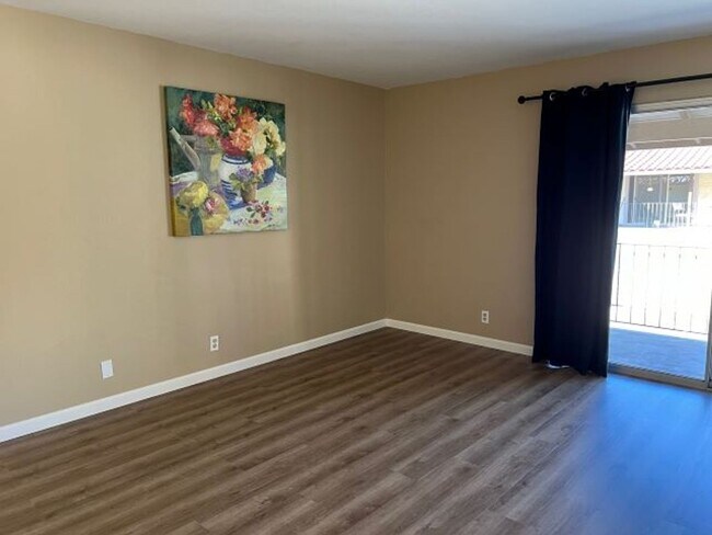 Building Photo - Spacious Los Gatos town home with two car garage.