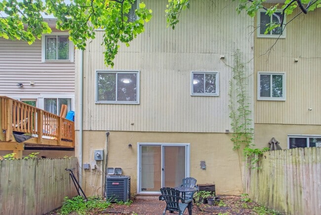 Building Photo - Renovated 4BR/3.5BA Townhome in Stafford –...