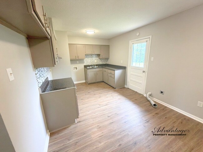 Building Photo - Very Nice Newly Renovated Home in Westwood