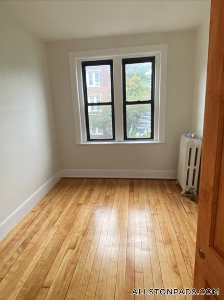 Building Photo - 10 Glenville Ave