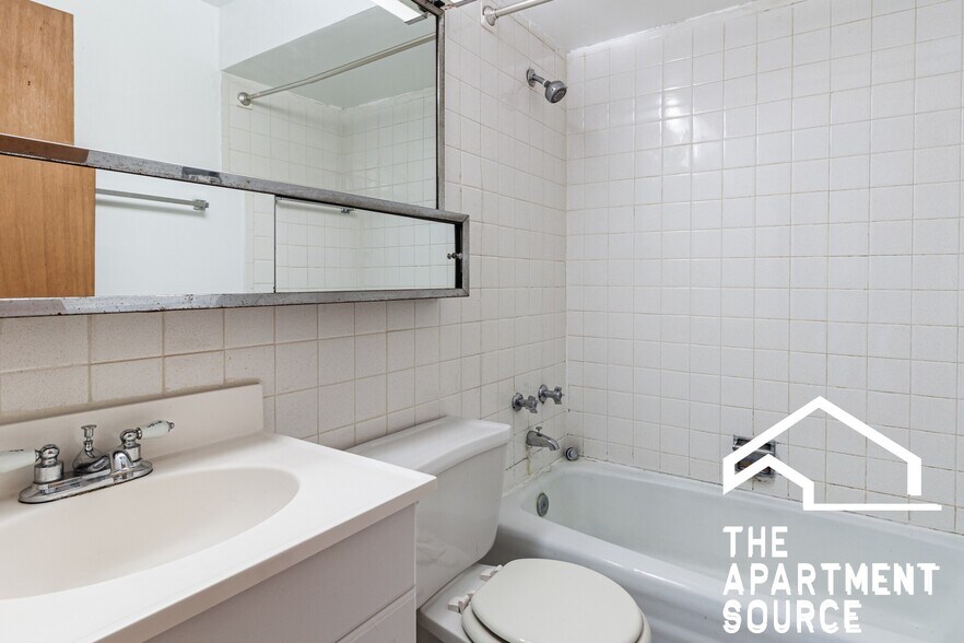 Building Photo - 660 W Wrightwood Ave