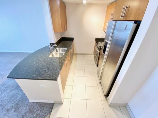 Building Photo - GREAT 1 BED, 1 BATH 867 SQFT HIGH RISE CON...