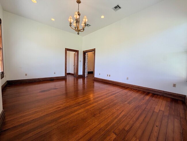 Building Photo - 419 6th St