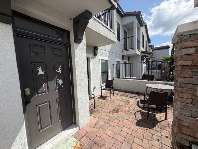 Building Photo - Charming 2-Bed Townhouse with Granite Eleg...