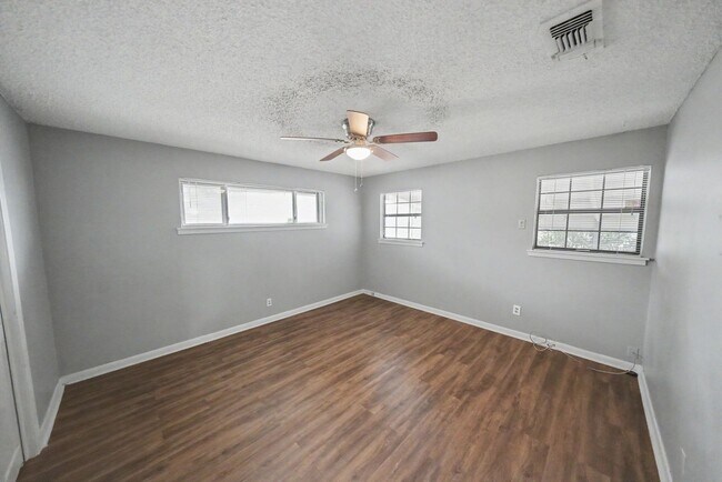 Building Photo - Classic Northeast San Antonio Gem with Two Living Areas - Realtor Commission: $500