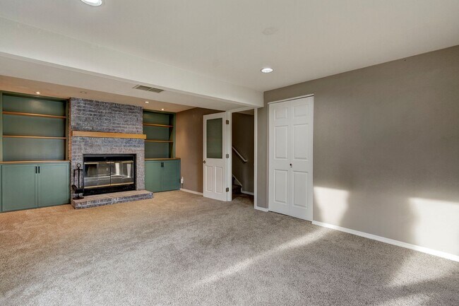 Building Photo - 3 Bed 2.5 Bath Home with a View!