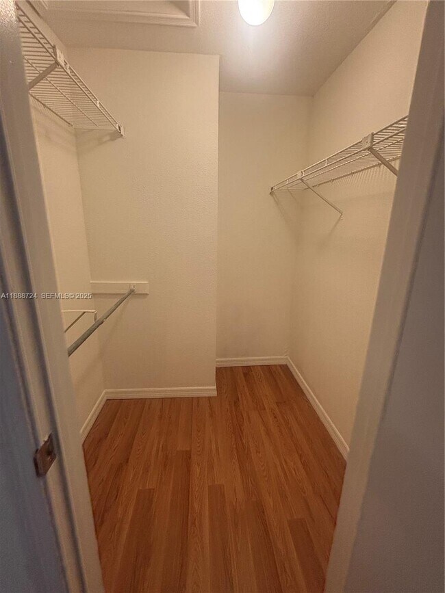 Building Photo - 875 Riverside Dr