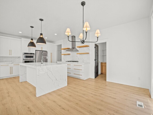 Building Photo - 5 Bed / 3.5 Bath Home in Saratoga Springs – Spacious Living Near Utah Lake