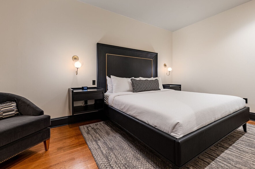 Building Photo - 1011 Canal St