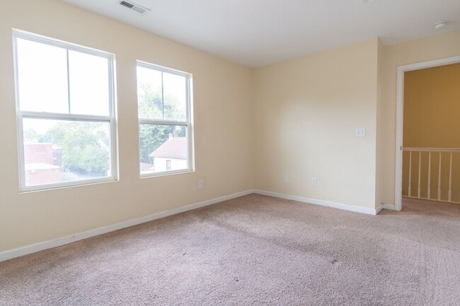 Building Photo - MOVE IN READY 3 Bedroom!