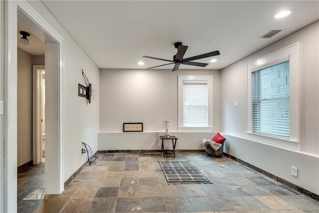 Building Photo - 953 Gilbert St SE