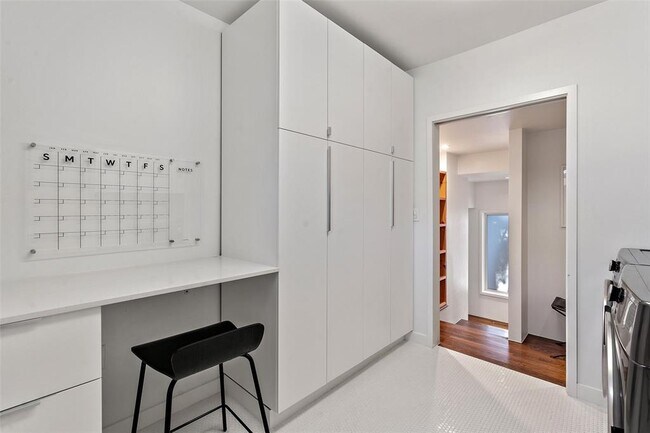 Building Photo - 2202 Montclaire St