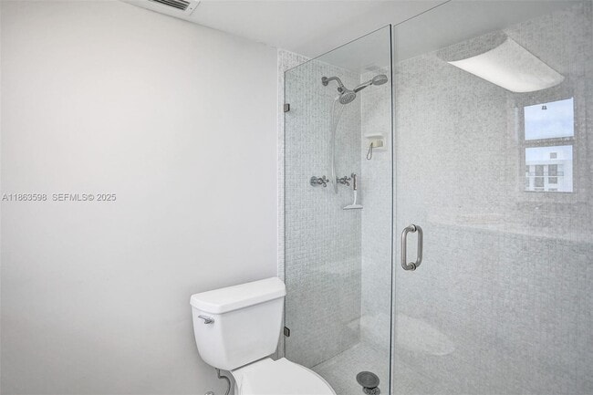 Building Photo - 1160 Hillsboro Mile