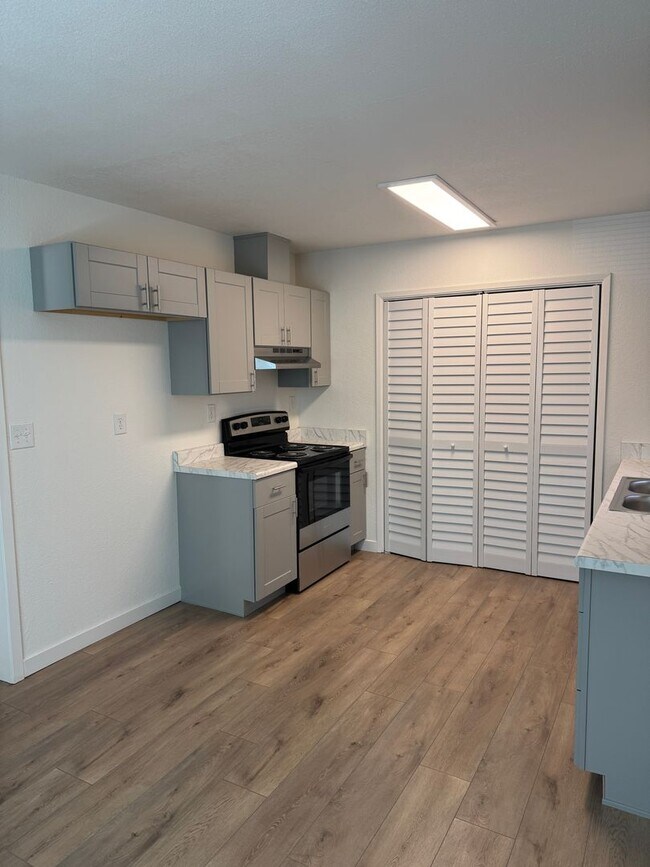 Building Photo - Newly renovated Cottage in Shasta Lake City!