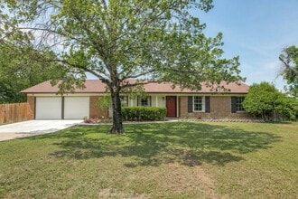Building Photo - BEAUTIFUL 4-BEDROOM IN SUNSHINE ESTATES