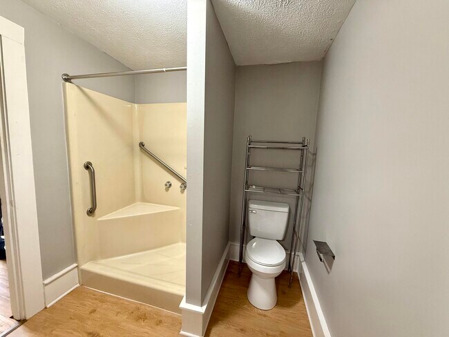 Building Photo - 927 E Mt Vernon St