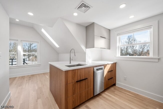 Building Photo - 96 Watchung Ave