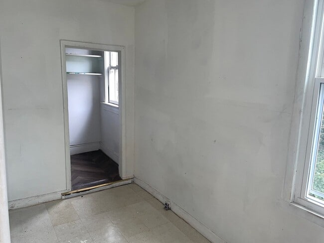 Building Photo - Two Bedroom Apartment Close to Downtown Lynchburg!