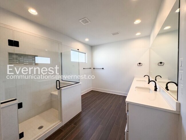 Building Photo - 3 Bed, 2 Bath Home with Fenced Yard & Garage / Available Now!