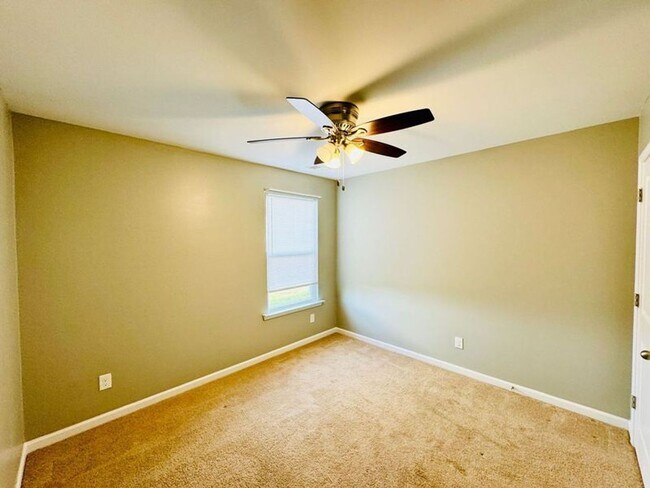 Building Photo - 4 bed, 2 bath-- Available NOW!!