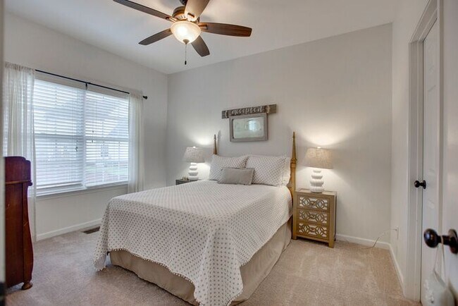 Building Photo - Pristine 5 Bed Fenced Franklin Home!