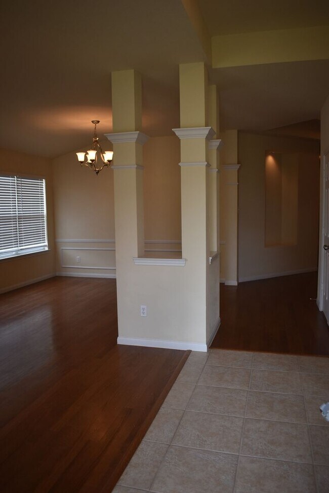 Building Photo - Gorgeous house in Skipcha Estates! HUMONGOUS!