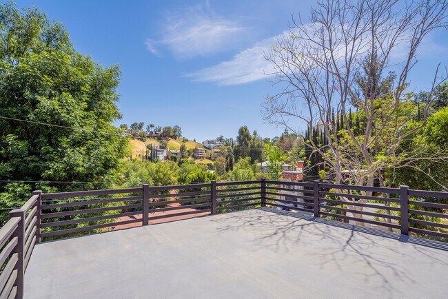 Building Photo - Beautifully Renovated Woodland Hills Home