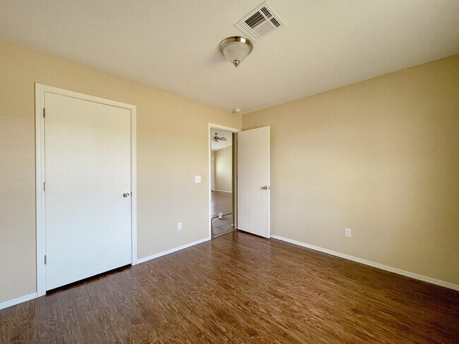 Building Photo - 824 Eric Cir