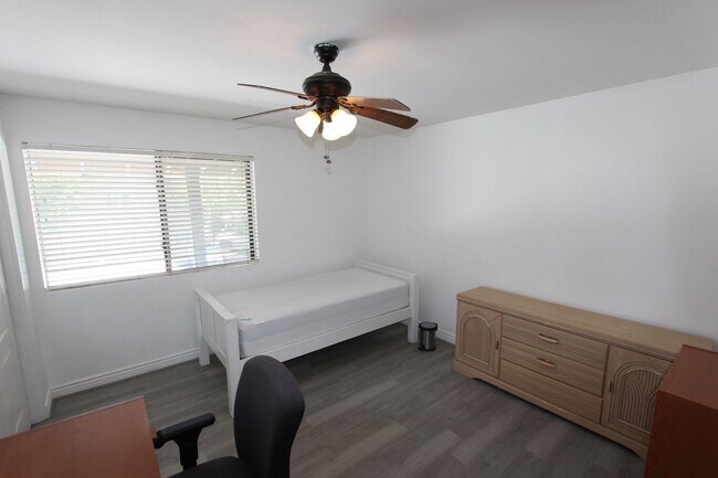 Building Photo - Furnished 2BR Condo in University Heights | Private Balcony + Covered Parking