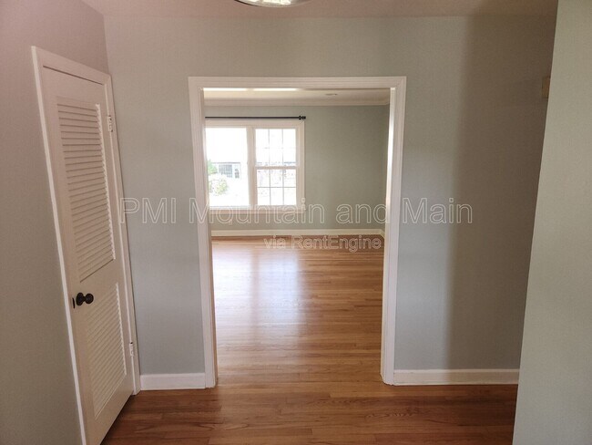 Building Photo - 1220 Woodmont Dr