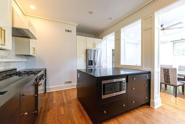 Building Photo - Gorgeous U-City Pershing Ave 4 bedroom/3 bath GEM - Fully Furnished with CLASS AND ELEGANCE - Mus...