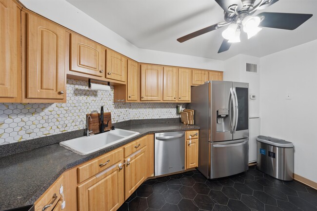 Building Photo - 1508 Harmon Cove Tower