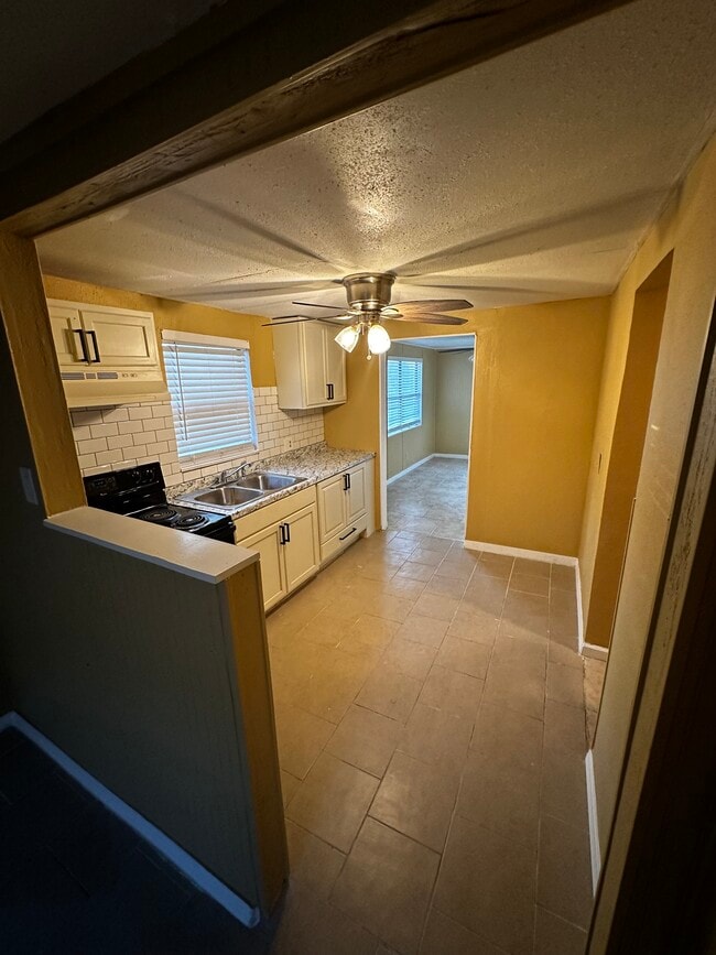 Building Photo - 1325 Hidalgo St