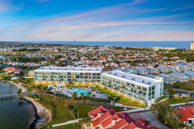 Building Photo - 225 Strand Dr